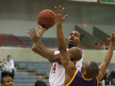 Cardinals Win Fifth in a Row, Down Huskies 74-69